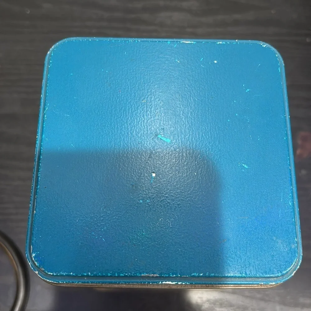 Nestle Toll House tin